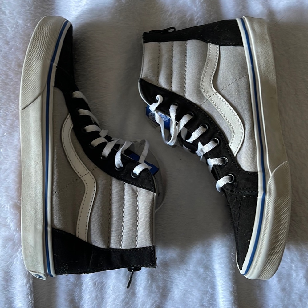 Vans boy’s skate shoe w/zipper in back size kids 4.4. Black/gray/white.